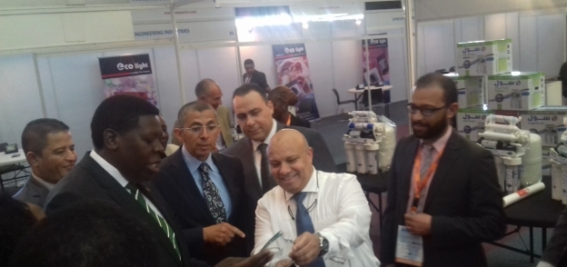 وزير الرى الكينى والسفير المصرى خلال افتتاح المعرض