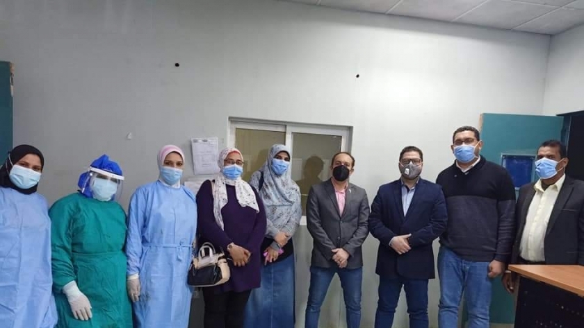 فريق طبي يجري جراحة دقيقة لمُسنة مصابة بكورونا في ناصر العام ببني سويف