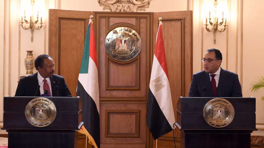 صورة من المؤتمر الصحفي لرئيسي وزراء مصر والسودان