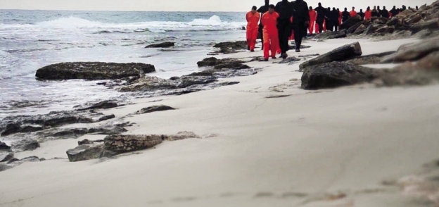 مشهد من الفيديو الذى بثه تنظيم «داعش» لإعدام المصريين فى ليبيا