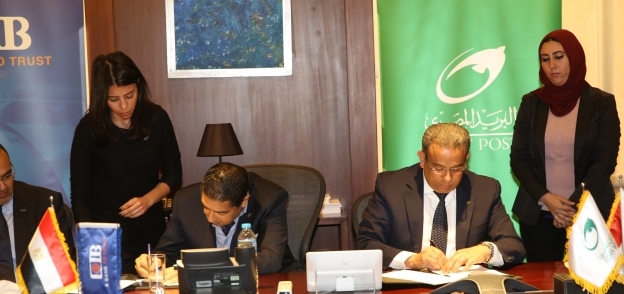 عصام الصغير رئيس هيئة البريد و هشام عز العرب رئيس البنك التجاري الدولي خلال توقيع البرتوكول