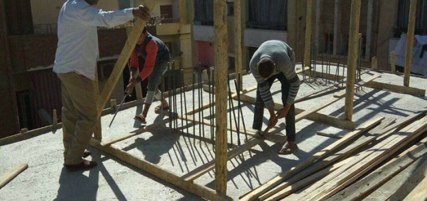 إزالة شدة خشبية من برج مخالف في سوهاج