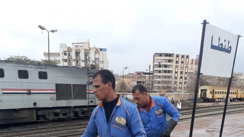 استمرار عمليات تعقيم وتطهير المحطات والقطارات بالسكة الحديد لمواجهة كورونا