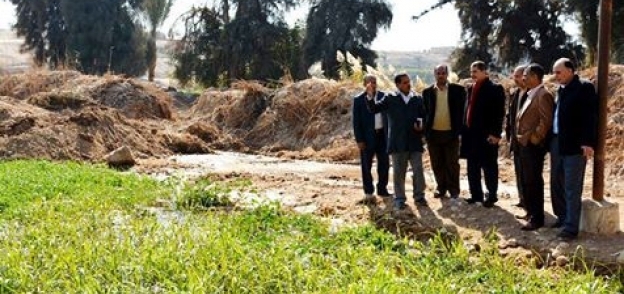 بالصور| لجنة تعاين تسرب مياه الصرف الصحي لزراعات المواطنين بقرية الكولا بسوهاج