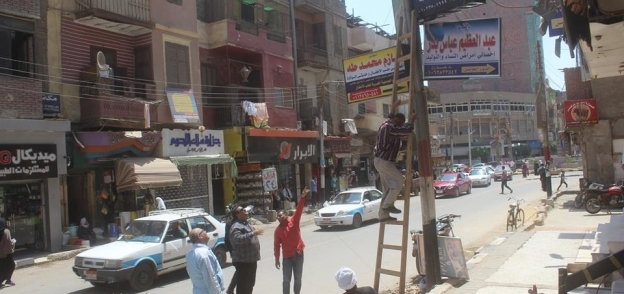 بالصور| إزالة 167 إعلان مخالف من شوارع بني سويف