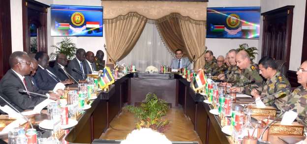 الفريق أول  محمد زكى القائد العام للقوات المسلحة  وضيوف مصر من جنوب السودان