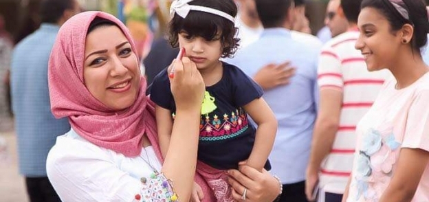 رنا تحتفل مع الأطفال في العيد بالرسم على وجوههم مطالبة بتشكيل وزارة للسعادة