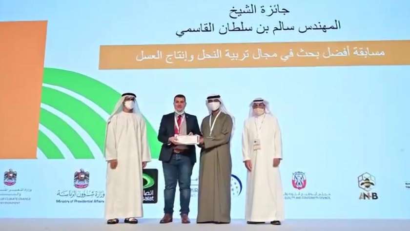 أستاذ بـ «علوم طنطا» يفوز بجائزة "الشيخ القاسمي" فی نحل العسل