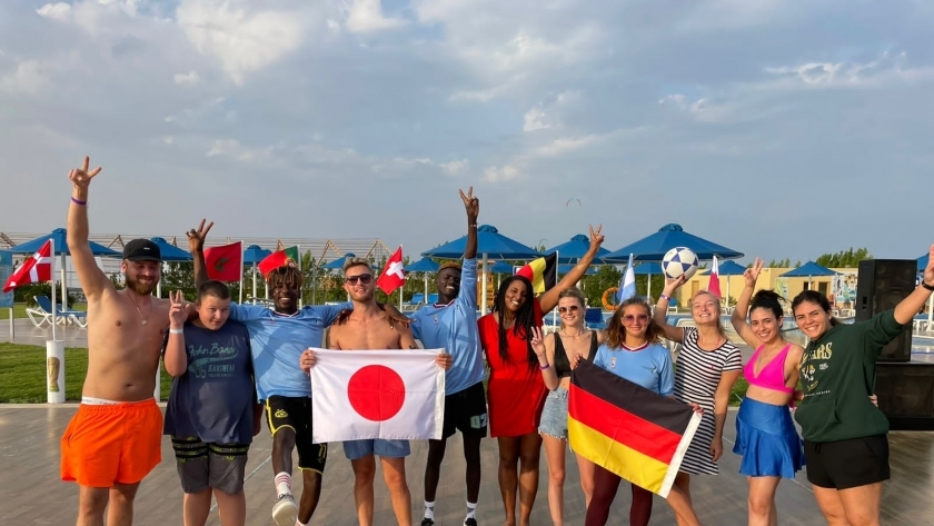 سياح الغردقة يتابعون كأس العالم من الشواطئ