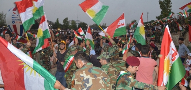 بعض الجنود يرفعون علم إقليم كردستان في احتفالية باستفتاء الانفصال