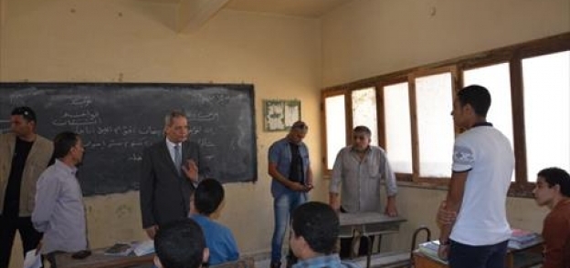 وزير التعليم يستمع إلى «الشرح» مع التلاميذ أثناء جولته فى الغربية