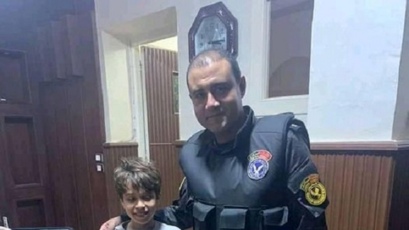 الضابط محمد نصار وطفل المحلة