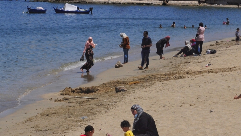 أهالى الإسكندرية بالشواطئ عون وتنزه