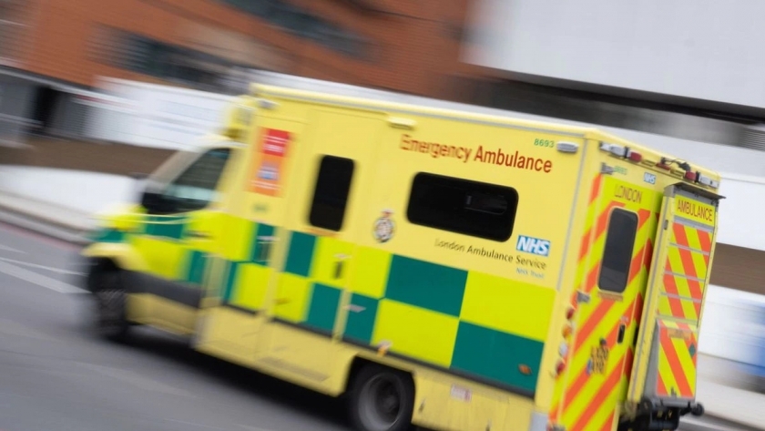 سيارة إسعاف تتجه إلى مستشفى سانت توماس في وسط لندن