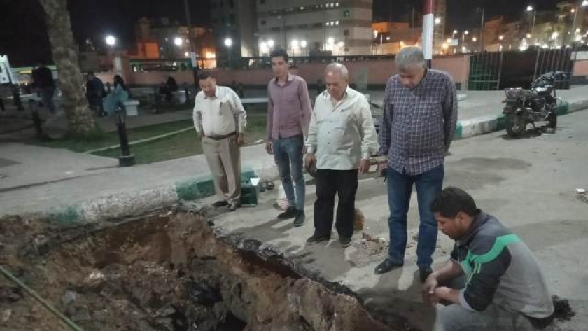 إصلاح هبوط أرضي بمنطقة القناطر بمدينة الزقازيق