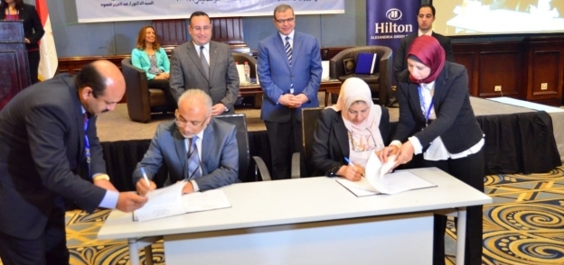 سعفان يشهد توقيع اتفاقية عمل جماعية