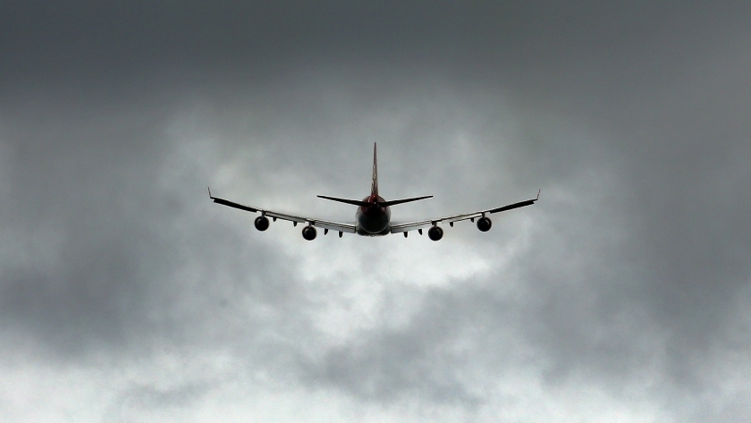 الطائرة بوينج 747 في سماء هولندا عقب إقلاعها