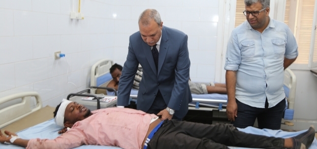 بالصور| محافظ قنا يطمئن على المصابين السودانيين في حادث تصادم أتوبيس