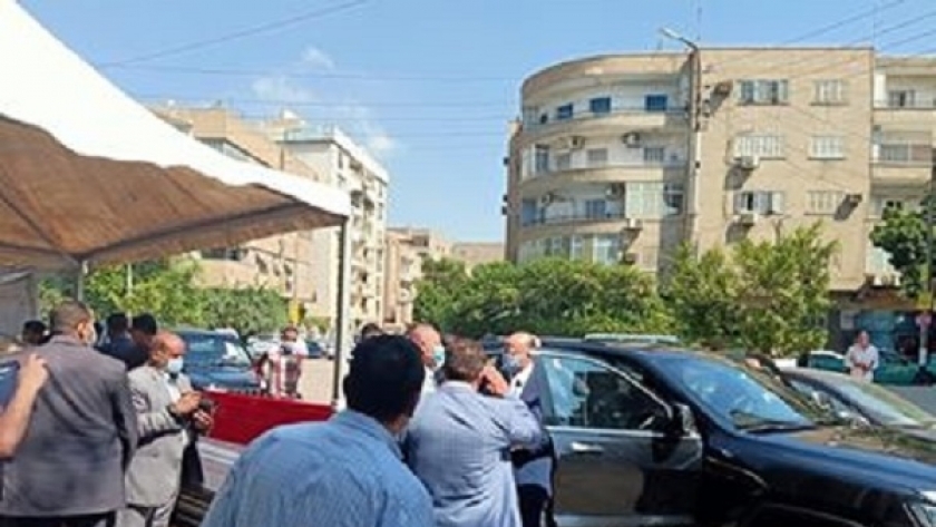 محافظ القاهرة أثناء الإدلاء بصوته الانتخابي في الشيوخ