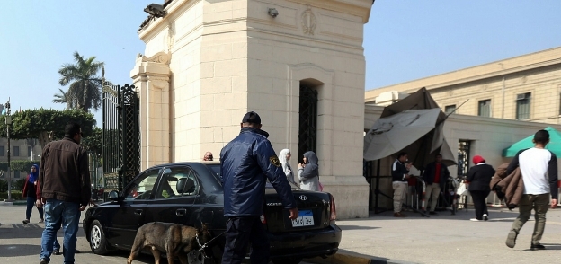 أمن جامعة القاهرة يفتش السيارات فى بداية الدراسة