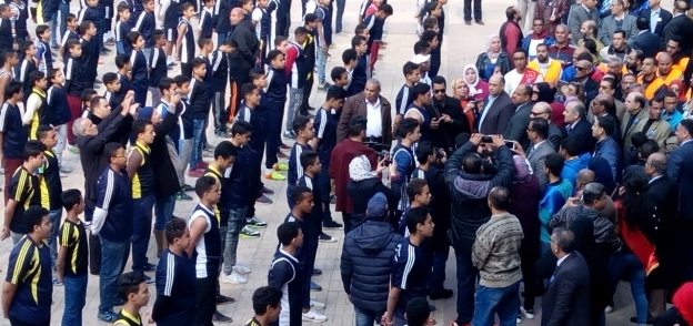 محافظ القاهرة يشارك فى طابور العرض الرياضى للطلاب