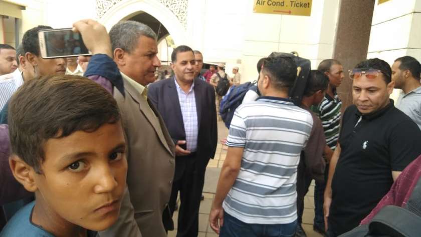 رئيس "السكة الحديد" يتفقد محطة مصر بالقاهرة