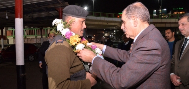 محافظ أسيوط ومدير الامن يوزعان باقات الورود على قوات الشرطة والجيش بالتمركزات الامنية