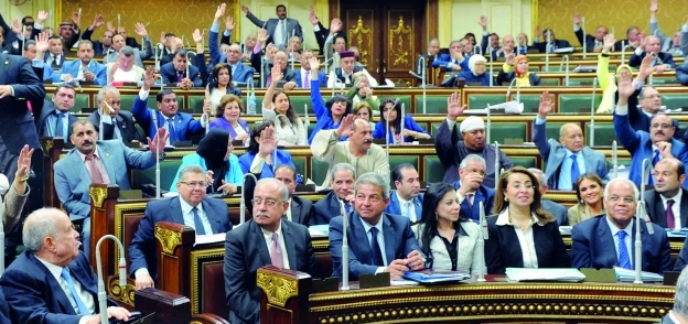 المهندس شريف إسماعيل رئيس الوزراء وعدد من أعضاء حكومته خلال إحدى جلسات البرلمان