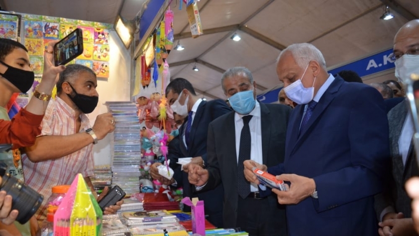 وزير التموين ومحافظ الجيزة يفتتحان معرض «أهلاً مدارس» بفيصل