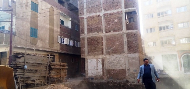 إخلاء عمارة سكنية بحي شرق سوهاج بسبب أعمال حفر بجوارها