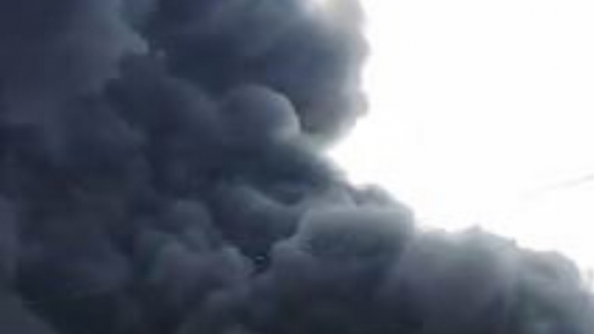 تصاعد دخان أسود كثيف جراء حريق بمصنع شمال الهند