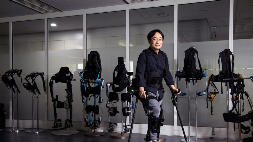 مهندس يرتدي الهيكل الخارجي من Hyundai Chairless يعملون على روبوت بهيكل خارجي طبي من Hyundai يمكن ارتداؤه