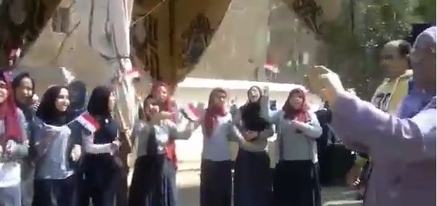 طالبات يرقصن أمام اللجان في شبرا