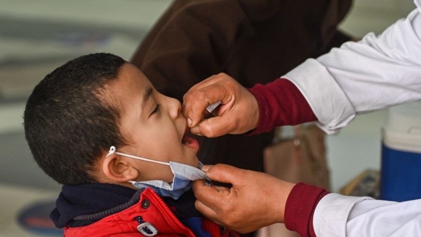 جانب من التطعيم في حملة شلل الاطفال