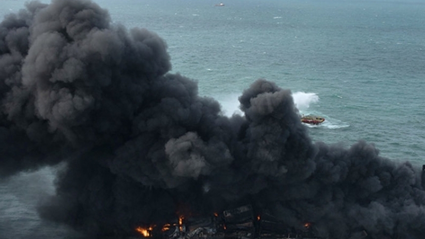 حوادث: حريق في سفينة غرب اندونيسيا..ارتفاع قتلى شامبلين إلى 94 شخصا
