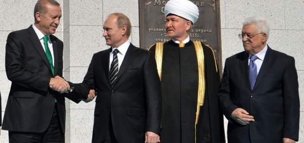بوتين وأردوغان وأبومازن خلال افتتاح المسجد الكبير