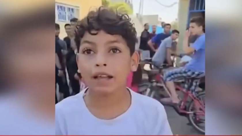 طفل فلسطيني يدين قصف الاحتلال لمدرسة الفاخورة