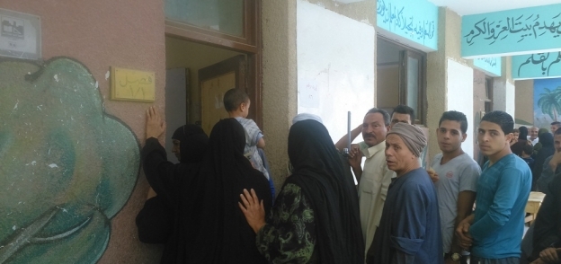 صورة الناخبين أثناء الإدلاء بأصواتهم في لجنة مدرسة اللاهون الابتدائية الجديدة بالفيوم