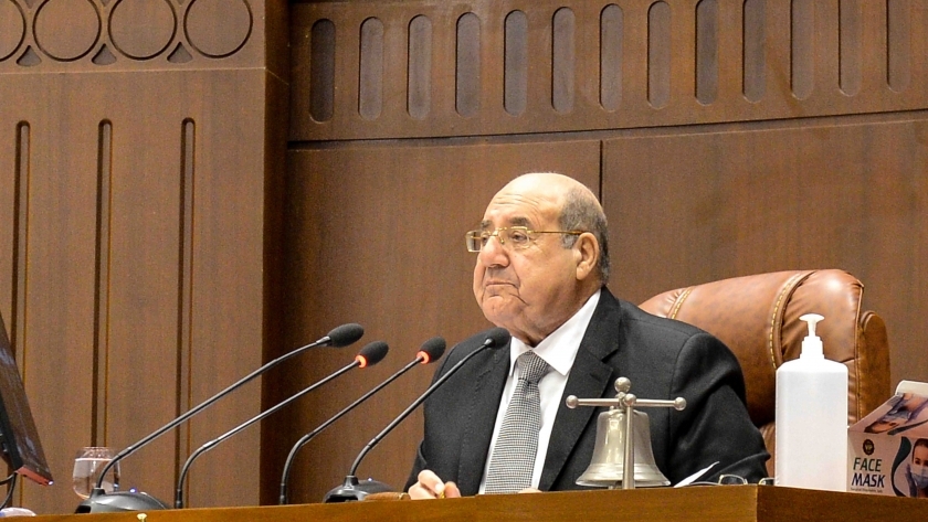 المستشار عبد الوهاب عبد الرازق رئيس مجلس الشيوخ خلال بدء الجلسة العامة لمجلس الشيوخ