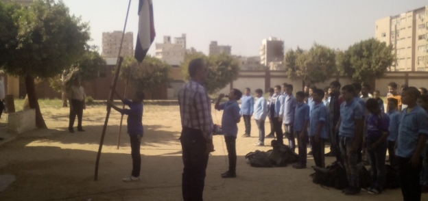 طلاب مدرسة ببني سويف يقفون دقيقة حداد على أرواح شهداء حادث الواحات