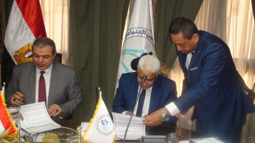 اللواء جمال عوض خلال توقيعه للبروتوكول مع وزير القوى العاملة