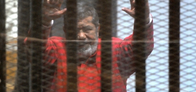 محمد مرسى فى إحدى جلسات محاكمته