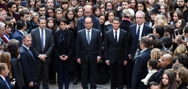 بالصور| أولاند وحكوميون يقفون دقيقة صمت حدادا على ضحايا "هجمات باريس"