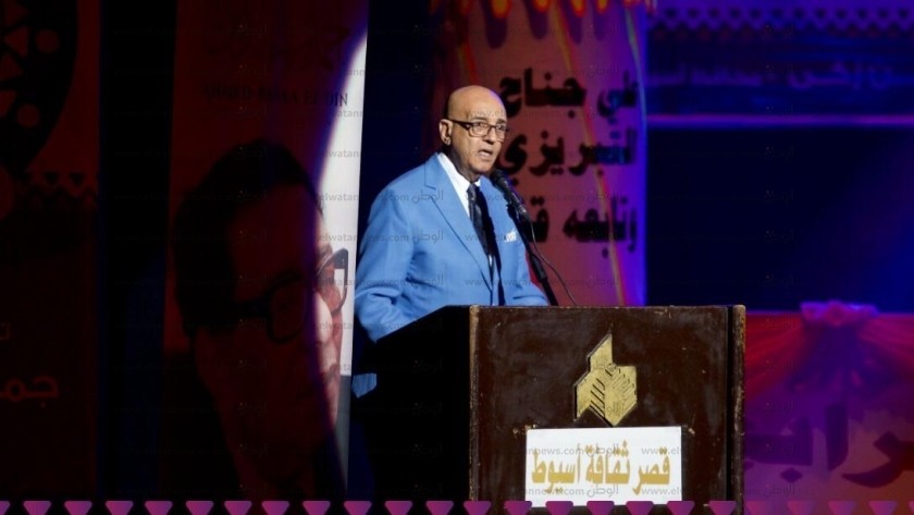 لكاتب محمد سلماوي رئيس مهرجان الصعيد المسرحي للفرق الحرة في دورته الرابعة