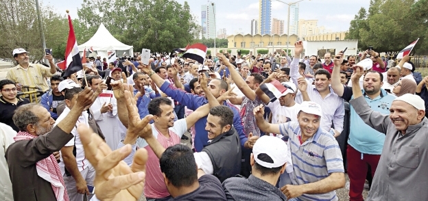آلاف المصريين بالكويت يحتفلون أمام مقر السفارة بعد الإدلاء بأصواتهم أمس «أ. ف. ب»