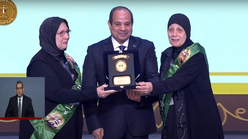 الرئيس السيسي مع والدة وحماة الشهيد خالد أحمد علاء الدين العريان