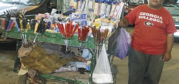 »محمود « يبيع الأدوات الكهربائية فى شارع »فيصل «