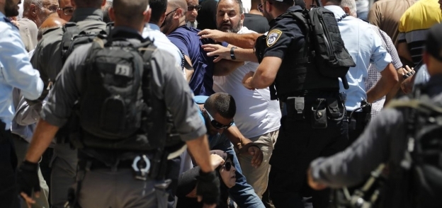 جنود إسرائيليون يمنعون مصلين من دخول المسجد الأقصى