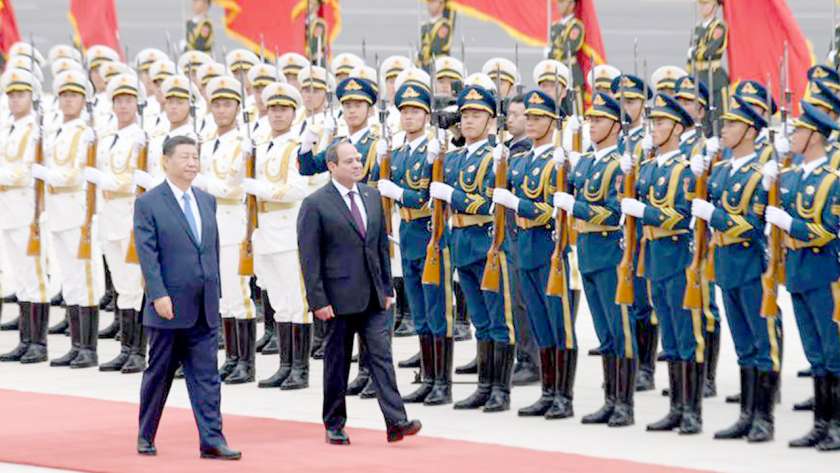 الرئيس السيسي يستعرض حرس الشرف لدى وصوله إلى الصين لإجراء مباحثات مع نظيره «شي جين بينج»