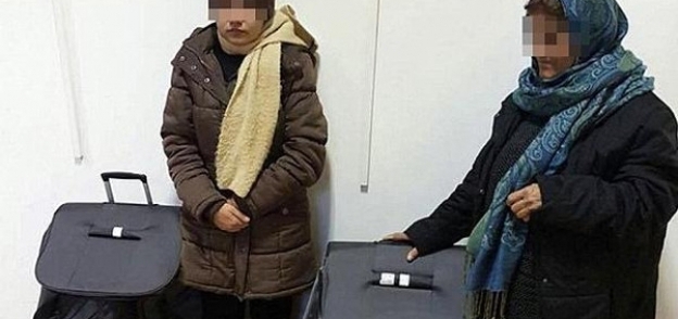 تسلل امرأتين أفغانيتين إلى أوربا في حقيبتي سفر